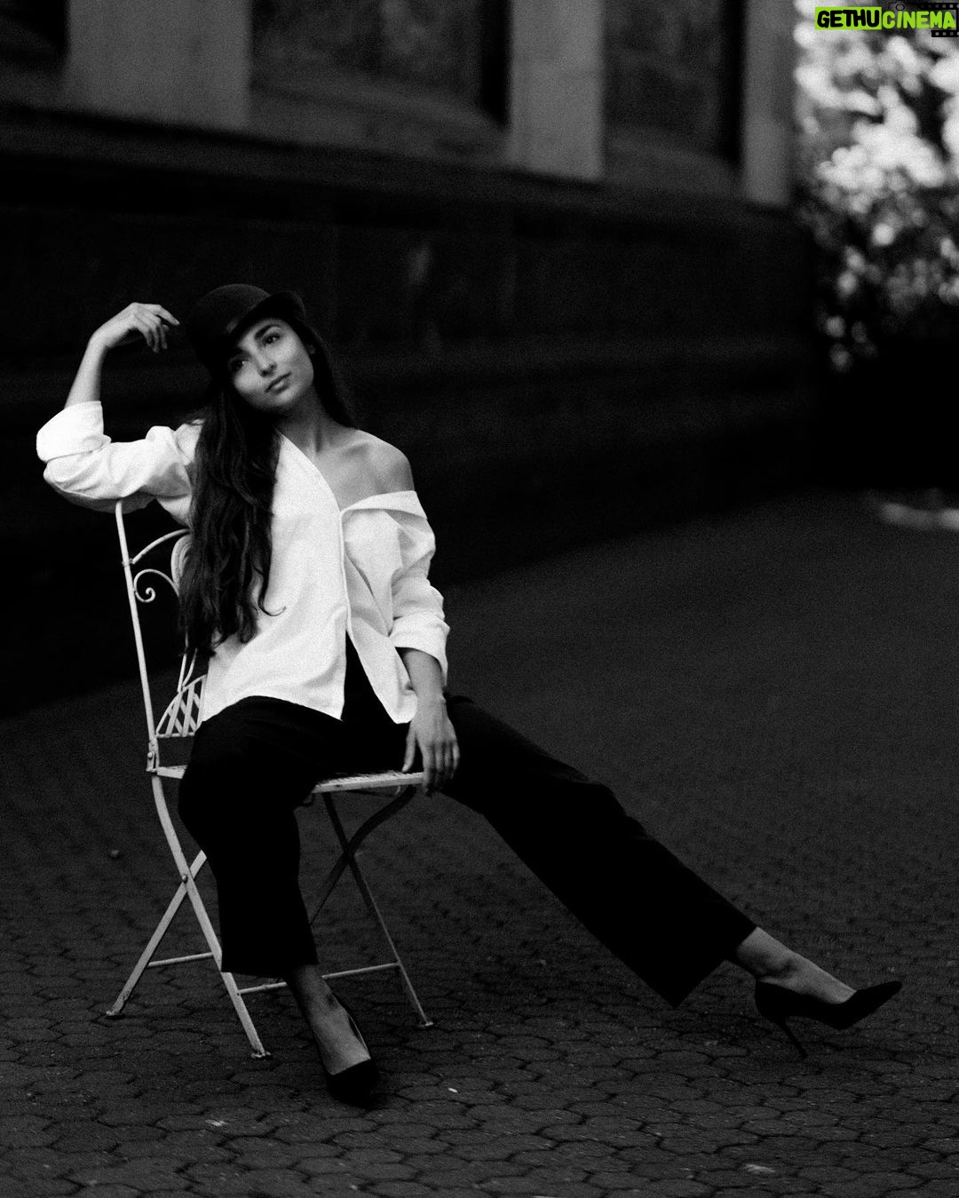 Rona Özkan - 1.7K Likes - 📷 @larslaion styling @kitschkittencouture