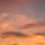 Rona Özkan Instagram – Ein Freudenstrahl blitzte auf und ließ den Himmel erheitert auflachen. Rosa, orange und lila farbene Töne tanzten in der Luft herum. Sie berührten sich und verschmolzen Schulter an Schulter so vorsichtig und sanft miteinander, dass sich die Erde genussvoll ins Kissen zurückwarf und einen lauten Seufzer der Zufriedenheit ausstieß.