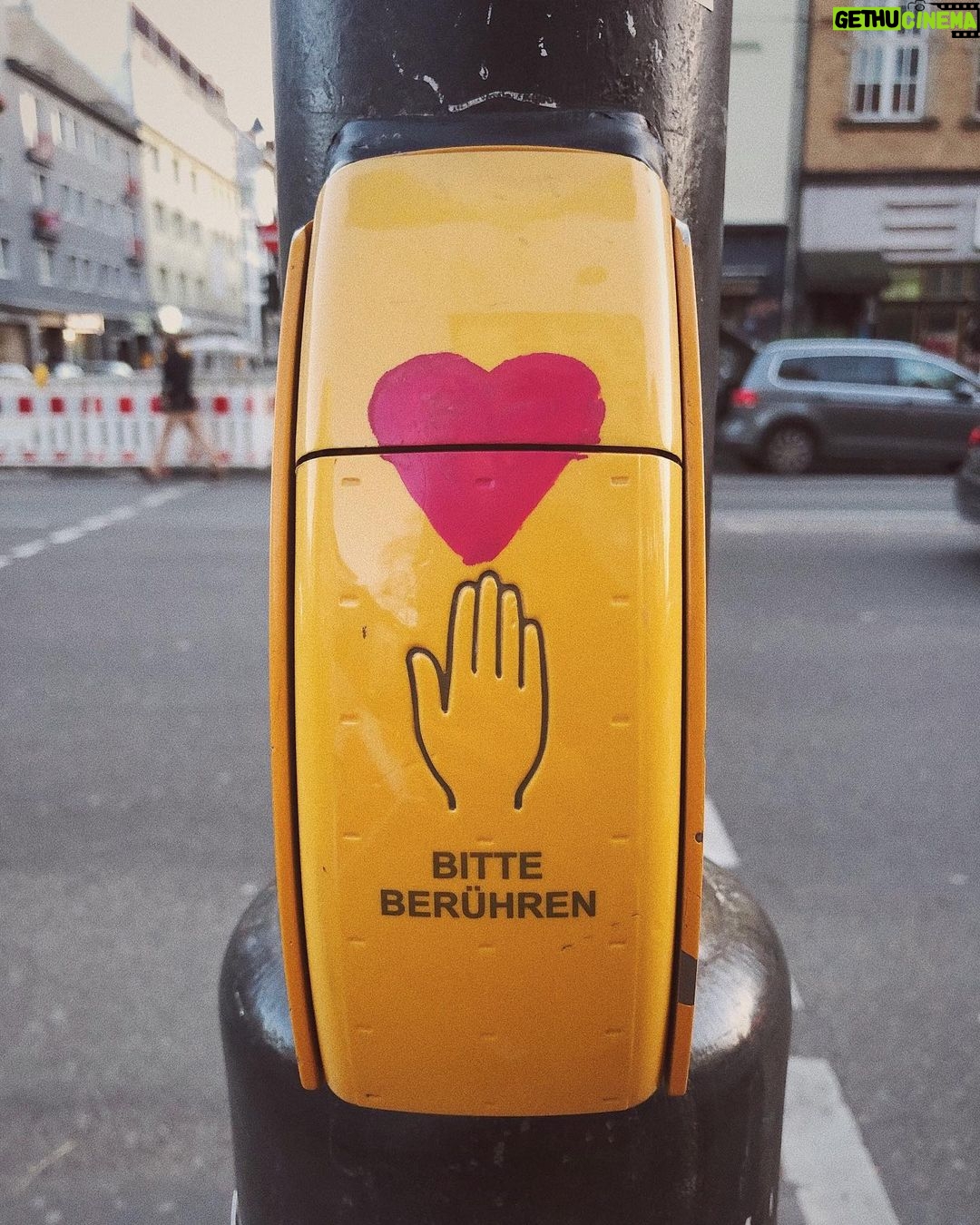 Rona Özkan Instagram - Hand aufs Herz #ampelliebe #cologne Cologne, Germany