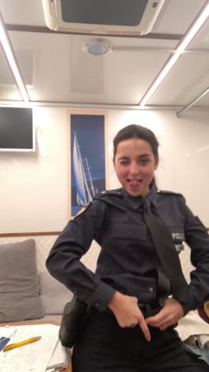 Rona Özkan Instagram - Führerschein und Fahrzeugpapiere bitte! #tatort #bremen