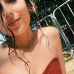 Rona Özkan Instagram – Sehnsucht. Damals, im Freibad. Freiheit-Heiterkeit. Treiben lassen, losgelöst. Lachen. Pommesduft liegt in der Luft. Vogelfrei. Nackedei. War dabei. Fast unwirklich und doch ganz nah und echt. 🏊🏼♀️ Cologne, Germany