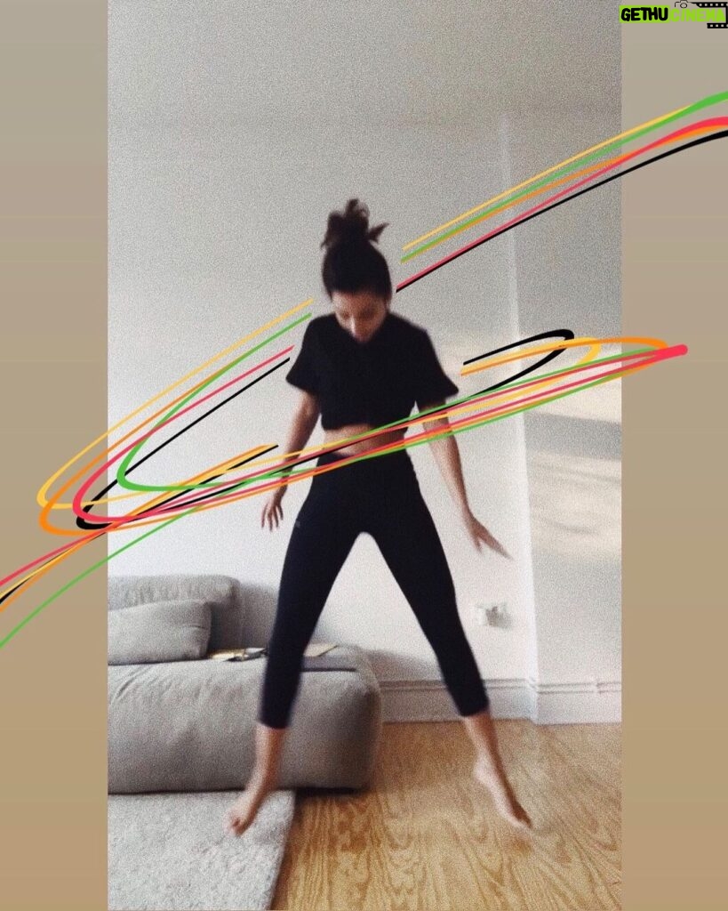 Rona Özkan Instagram - dance your heart out 🦧#dancemonkey
