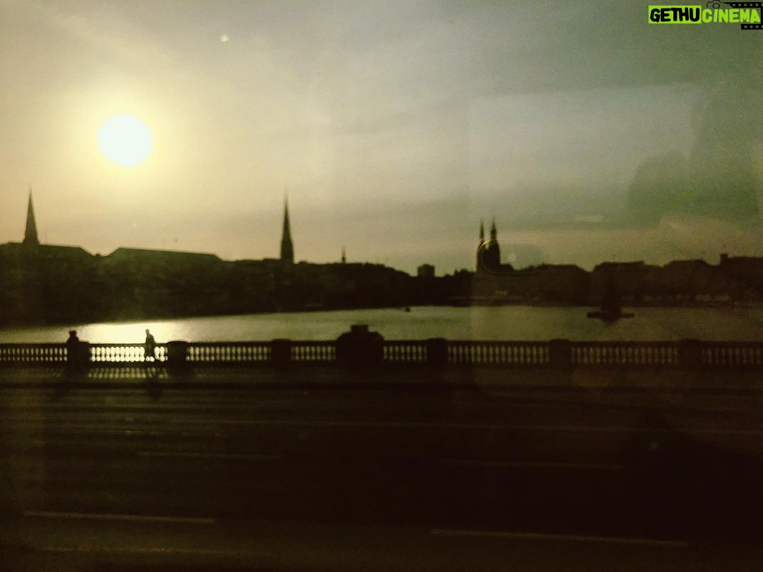 Rona Özkan Instagram - Zwischen den Jahren. Zwischen den Zeiten. Zwischen den Zeilen. Irgendwo dazwischen. Hamburg, Germany