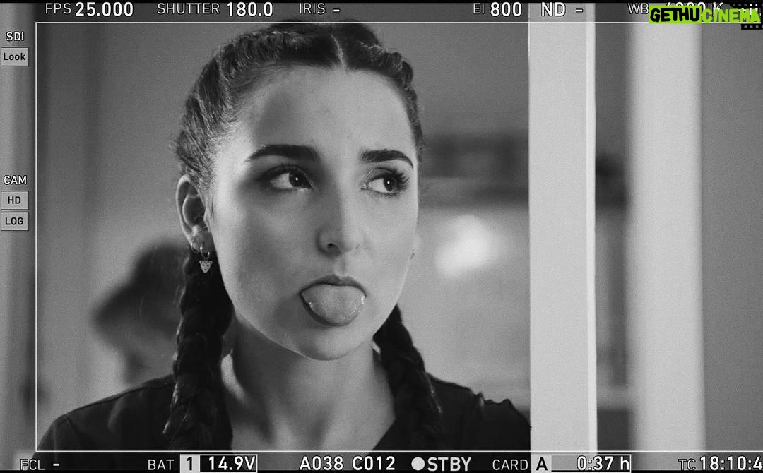 Rona Özkan - 2.8K Likes - Jetzt erstmal: over and out✌🏼Passt auf euch auf und umarmt euch gegenseitig mit schönen Worten! #abgedreht #winterpause