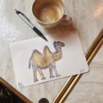 Rona Özkan Instagram – Un Kamuccino 🐫☕️ 10 Minuten Wartezeit im Café überbrücken – ist immer gut einen Kugelschreiber und Papier in der Tasche zu haben 😅 Salon Schmitz
