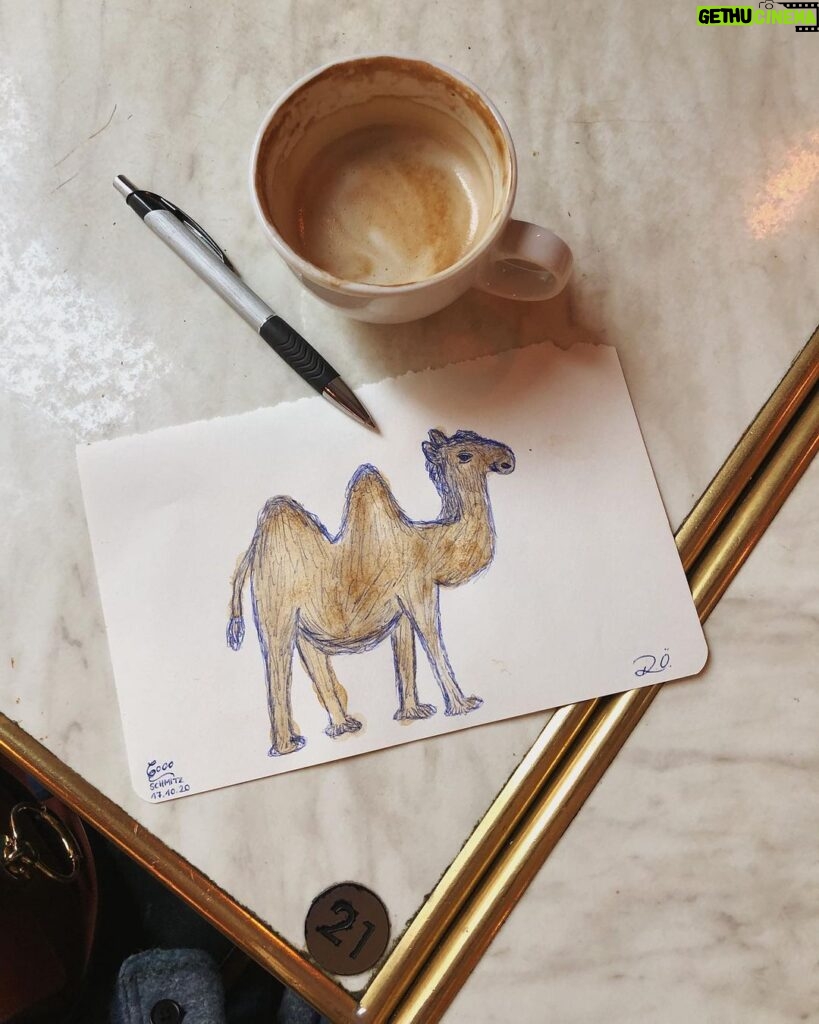 Rona Özkan Instagram - Un Kamuccino 🐫☕️ 10 Minuten Wartezeit im Café überbrücken - ist immer gut einen Kugelschreiber und Papier in der Tasche zu haben 😅 Salon Schmitz