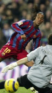 Ronaldinho Instagram - Dia inesquecível na minha carreira!!! Em 2005 vencemos o Real por 3x0 em pleno Santiago Bernabéu... Jamais imaginei ser aplaudido na casa de nosso rival, Mt obrigado pelo carinho! 🤙🏾 #SempreBarça 🔵🔴
