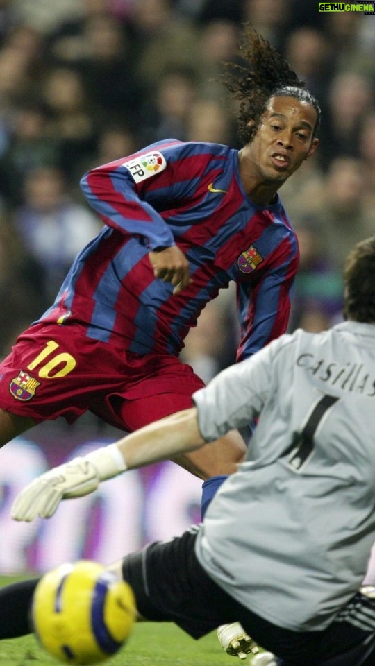 Ronaldinho - 2 Million Likes - Dia inesquecível na minha carreira!!!
Em 2005 vencemos o Real por 3x0 em pleno Santiago Bernabéu... Jamais imaginei ser aplaudido na casa de nosso rival, Mt obrigado pelo carinho! 🤙🏾
#SempreBarça 🔵🔴