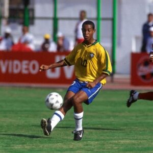 Ronaldinho Instagram - Lembranças Mundial Sub-17!! 🏆
Me lembro até hj a alegria de vencer este troféu no Egito, em 97! 
Hj começa a caminhada dos nossos guris... Boa sorte!!! 🇧🇷🇧🇷🤙🏾

#U17WC