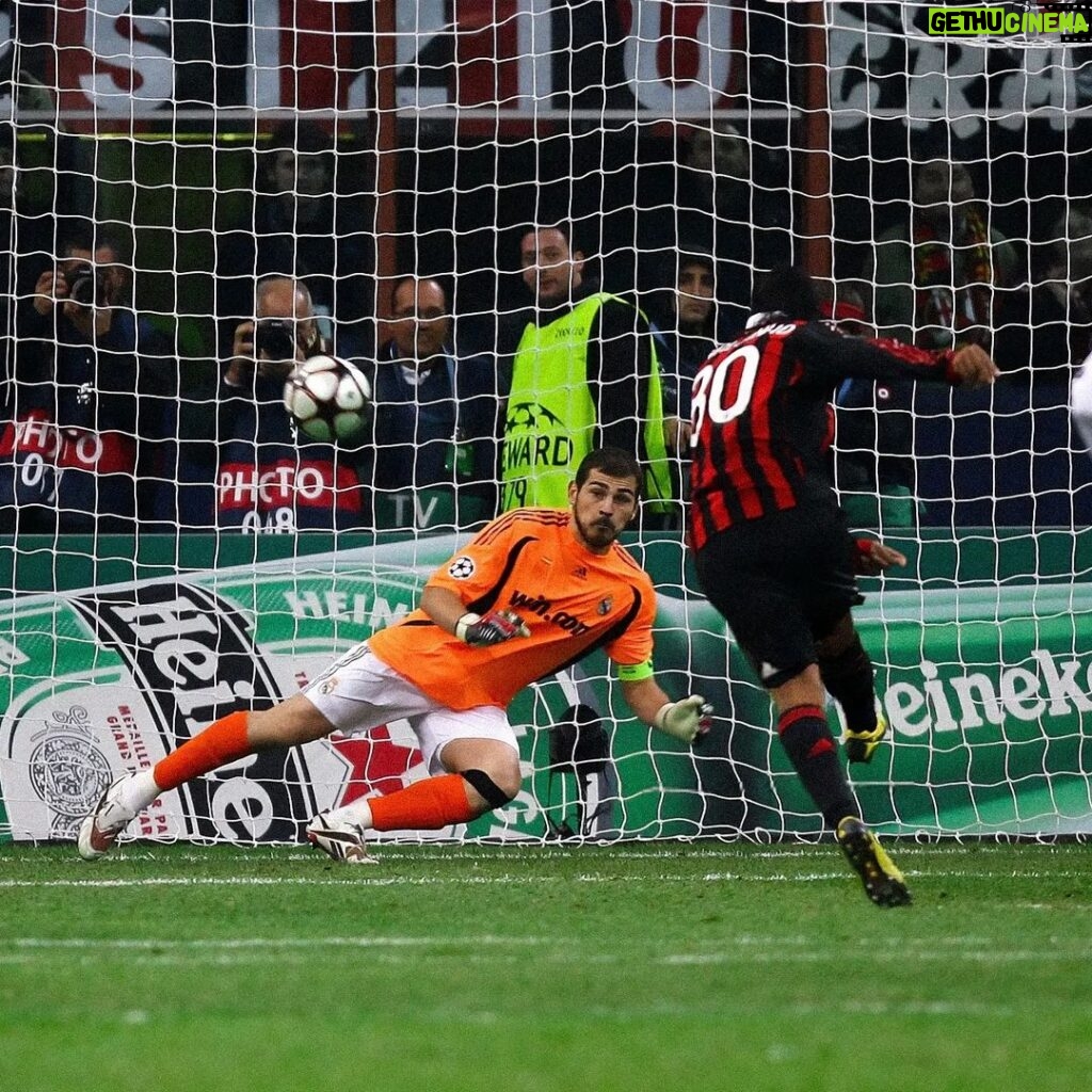Ronaldinho Instagram - Meu primeiro gol na Champions com o @acmilan 🔴⚫ Lindo momento em um jogo tão importante… Sempre Milan!!! 💪🏾