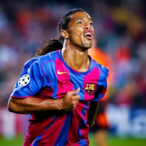 Ronaldinho Instagram - Bruxaria na Champions!!! 
Lembranças com o @fcbarcelona 🔴🔵