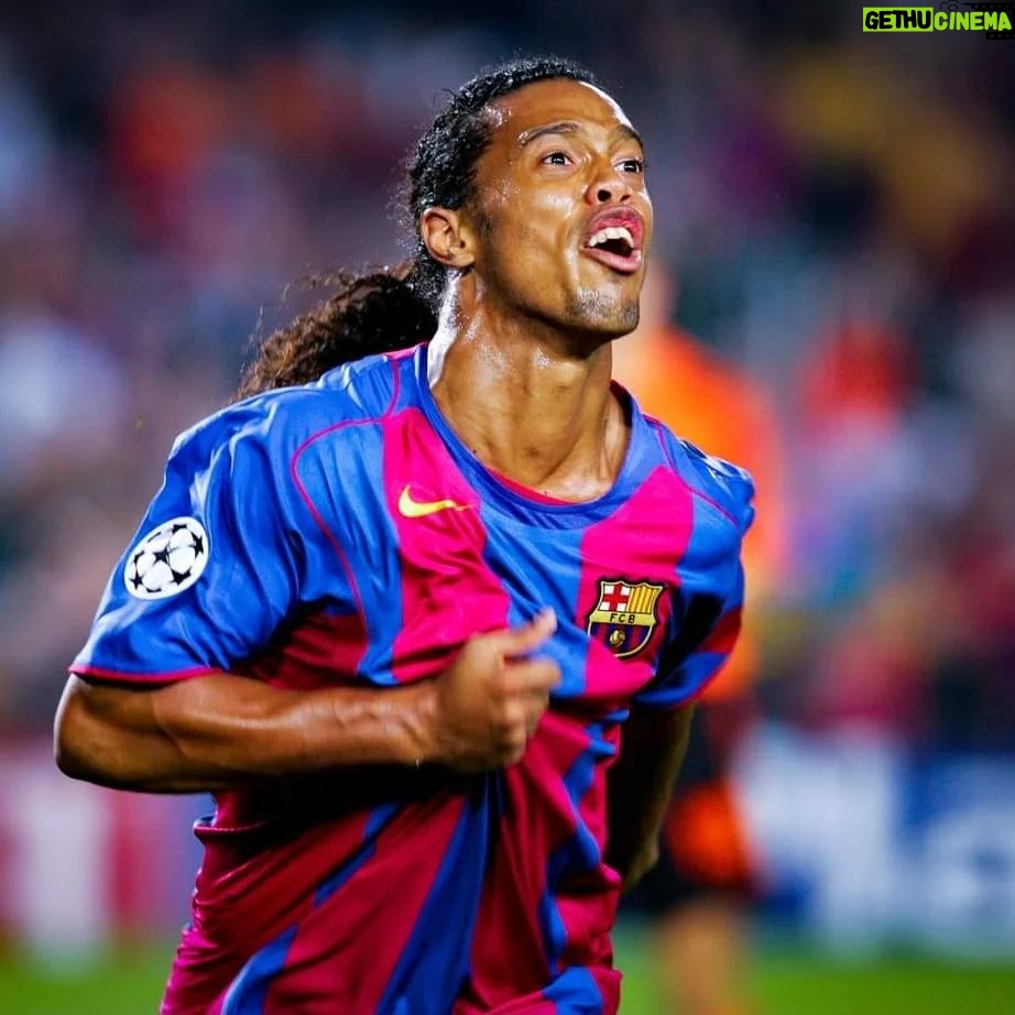 Ronaldinho Instagram - Bruxaria na Champions!!! Lembranças com o @fcbarcelona 🔴🔵