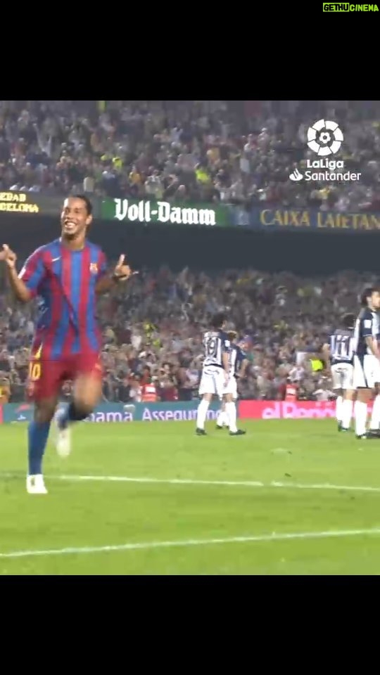 Ronaldinho Instagram - Magia no Camp Nou!!! #OTD em 2005 vencemos por 5 a 0 em nossa casa! Quem lembra nosso adversário?? #SempreBarça 🔵🔴