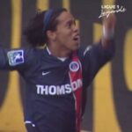 Ronaldinho Instagram - #TBT Le Classique!!! Bruxaria rolou solta em 2002 neste jogaço 🤙🏾 #WeAreParis 🔴🔵
