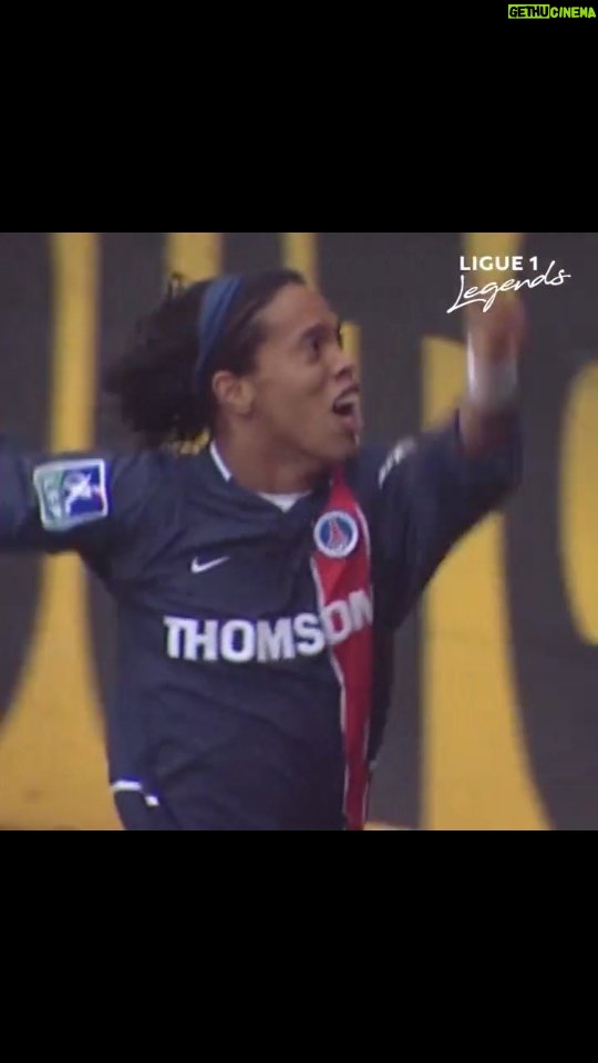 Ronaldinho Instagram - #TBT Le Classique!!! Bruxaria rolou solta em 2002 neste jogaço 🤙🏾 #WeAreParis 🔴🔵