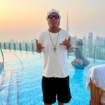 Ronaldinho Instagram - Tarde maravilhosa na piscina com meus parceiros!!! Obrigado a todos do @slsdubai pela estadia incrível... Lugar maravilhoso 🤙🏾