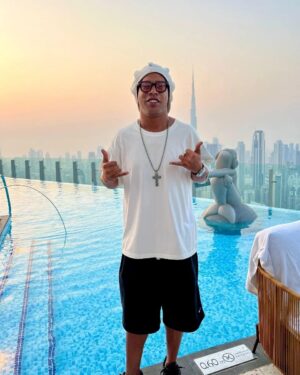 Ronaldinho Instagram - Tarde maravilhosa na piscina com meus parceiros!!! Obrigado a todos do @slsdubai pela estadia incrível... Lugar maravilhoso 🤙🏾