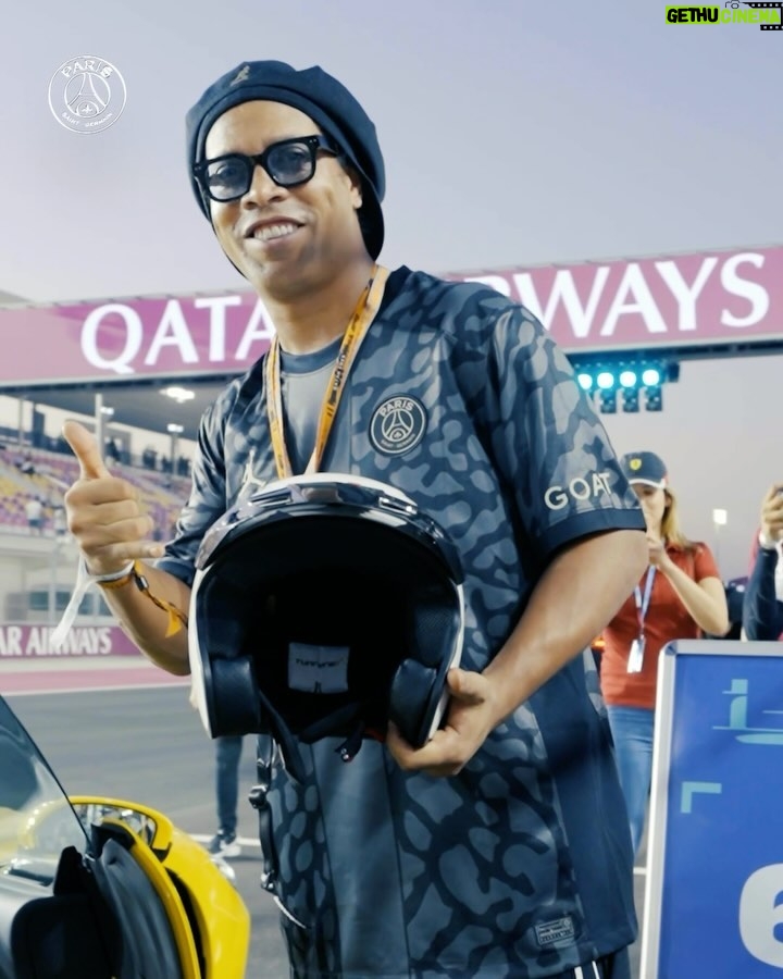 Ronaldinho Instagram - Flashback on @ronaldinho’s trip to Doha for the F1 Qatar Grand Prix with @qatarairways. ❤💙 On the agenda, meet-up with the @psgacademyqatar kids and iconic PSG legends and visit of the @b12beachclubdoha & @expo2023doha ✨ #GoingPlacesTogether #QatarAirways
