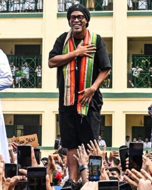 Ronaldinho Instagram - Obrigado Kolkata, Índia!!! 🇮🇳🇮🇳
Que energia incrível, que momento mágico… Muito amor!!!
Muito bom ser recebido com tanta alegria e carinho!!!
Nos vemos em breve 🤙🏾