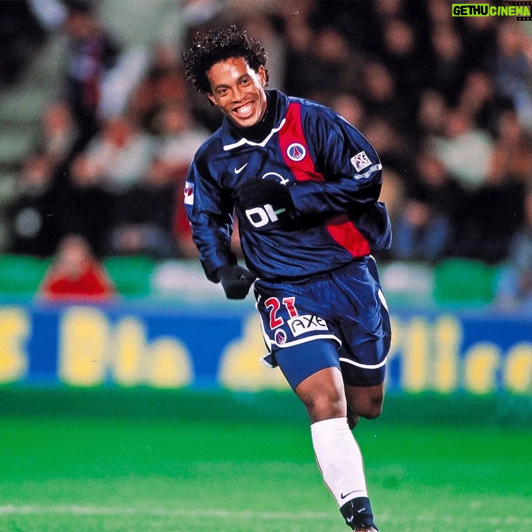 Ronaldinho - 759K Likes - Meu primeiro gol na Europa!!! Neste dia em 2001 marquei meu primeiro gol pelo @psg
#AllezParis 🔴🔵