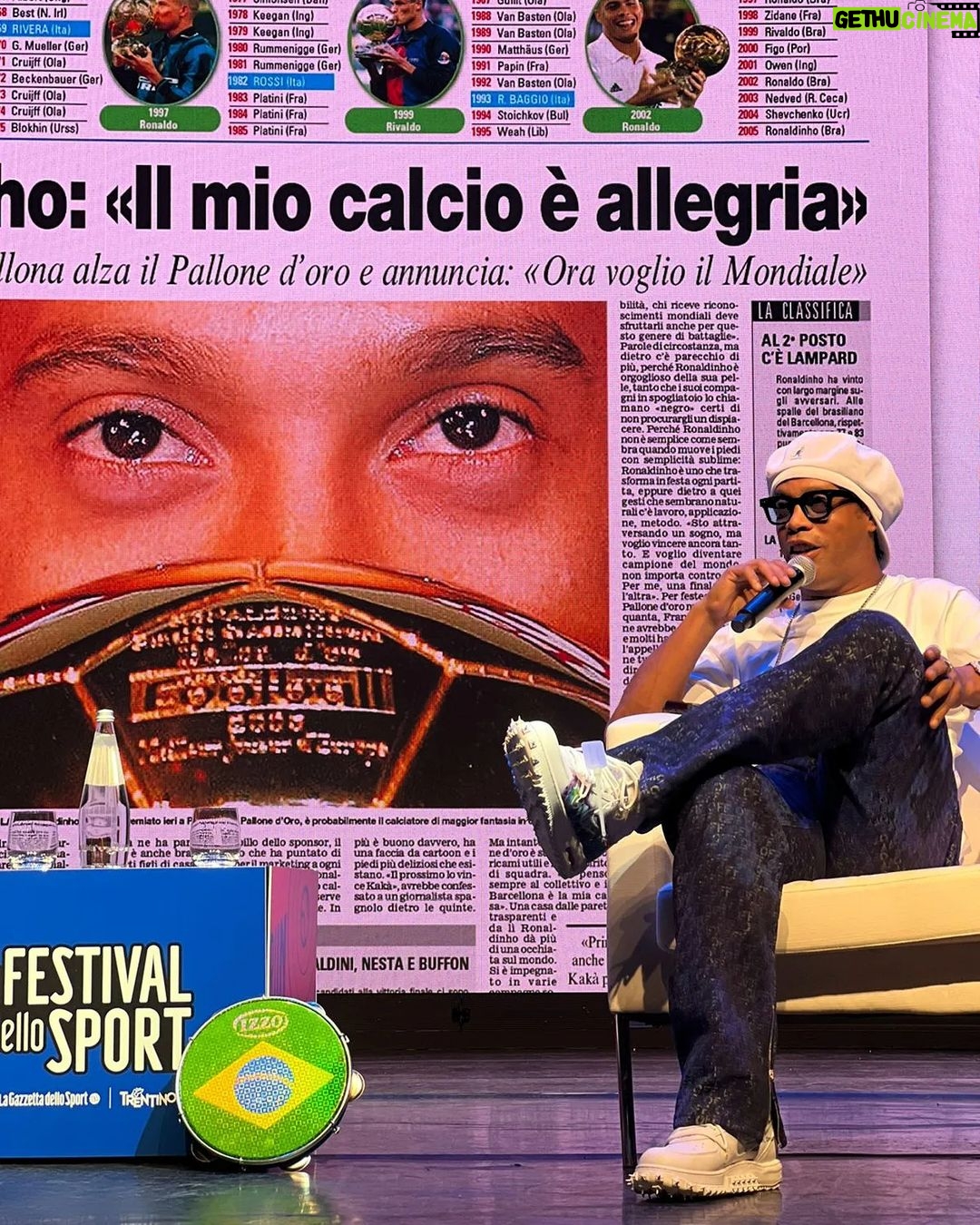 Ronaldinho Instagram - Grazie @gazzettadellosport !! Que alegria estar aqui no Festival Dello Sport, contando um pouco das minhas memórias jogando pelo @acmilan … Dois anos e meio inesquecíveis! Obrigado pelo carinho de todos 🇮🇹🤙🏾