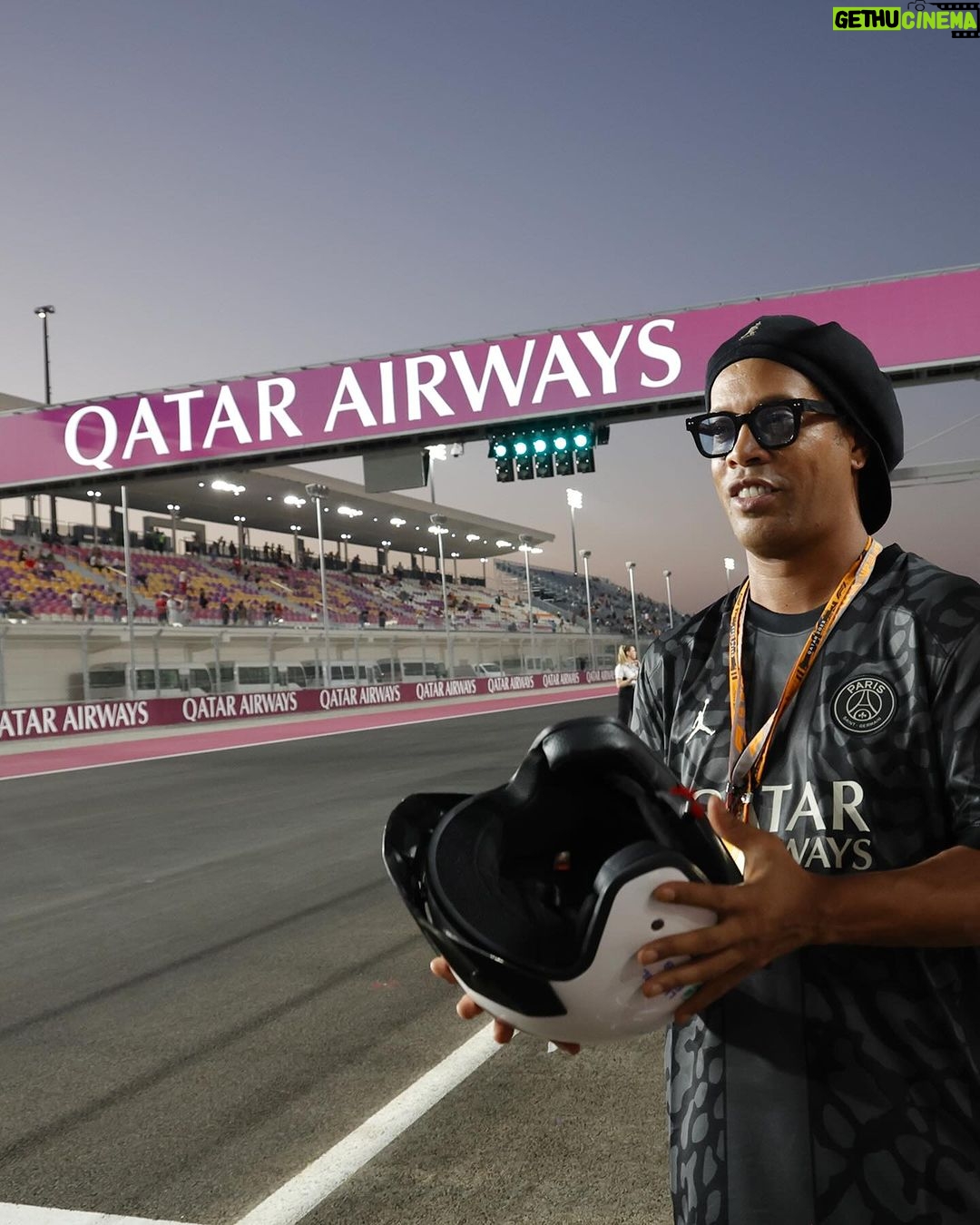 Ronaldinho Instagram - ✨🏁 Our former Parisian @ronaldinho was invited by @qatarairways to attend the 2023 Qatar Grand Prix! ✨🏁 Notre ancien parisien @ronaldinho, invité par @qatarairways pour assister au Grand Prix du Qatar 2023 ! ❤️💙 Also, got the opportunity to catch @davidbeckham and Didier Domi, who also wore the Parisian colors! ❤️💙 L’occasion de retrouver @davidbeckham et Didier Domi, ayant eux aussi porté les couleurs parisiennes ! Losail International Circuit