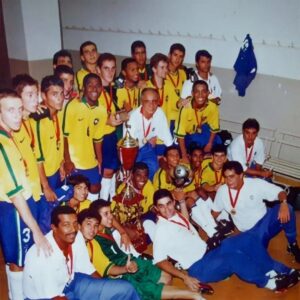 Ronaldinho Instagram - Lembranças Mundial Sub-17!! 🏆
Me lembro até hj a alegria de vencer este troféu no Egito, em 97! 
Hj começa a caminhada dos nossos guris... Boa sorte!!! 🇧🇷🇧🇷🤙🏾

#U17WC