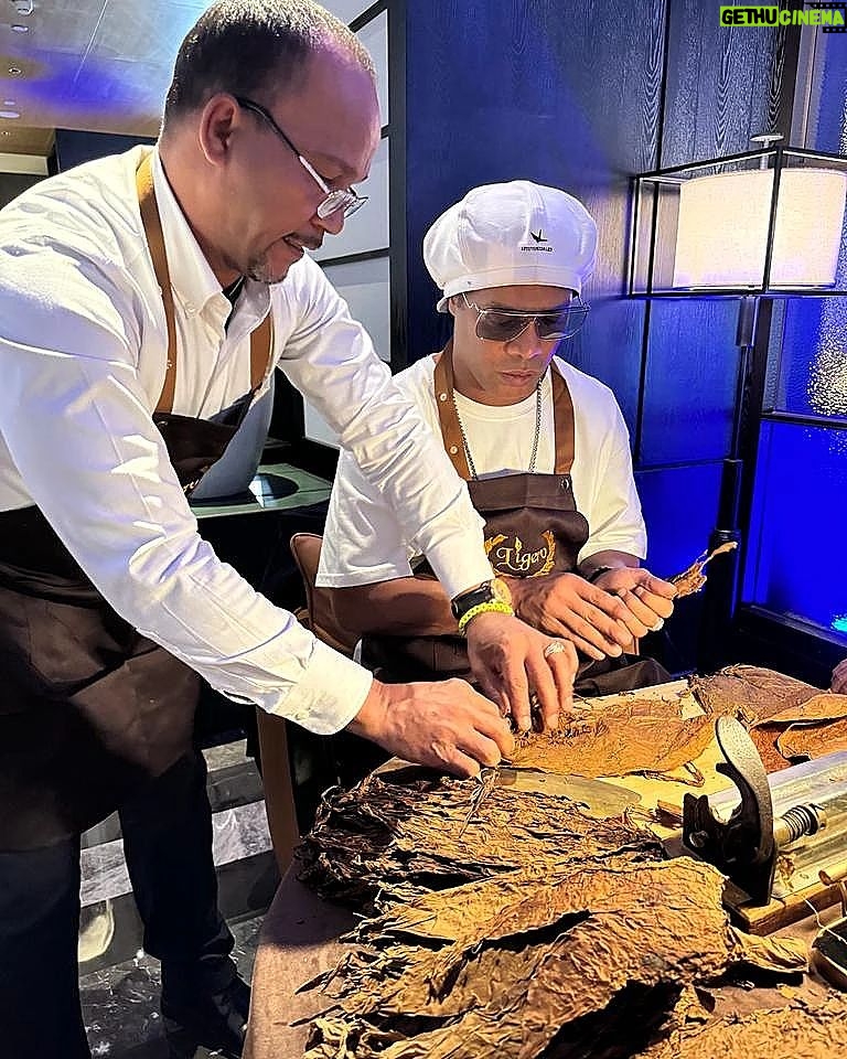 Ronaldinho Instagram - Mais um rolê do Bruxo!! Hj aprendi a incrível arte de fazer charutos com meus parceiros da Ligero Pipe & Cigar House... Obrigado China!!! 🇨🇳🤙🏾