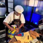 Ronaldinho Instagram - Mais um rolê do Bruxo!! Hj aprendi a incrível arte de fazer charutos com meus parceiros da Ligero Pipe & Cigar House... Obrigado China!!! 🇨🇳🤙🏾