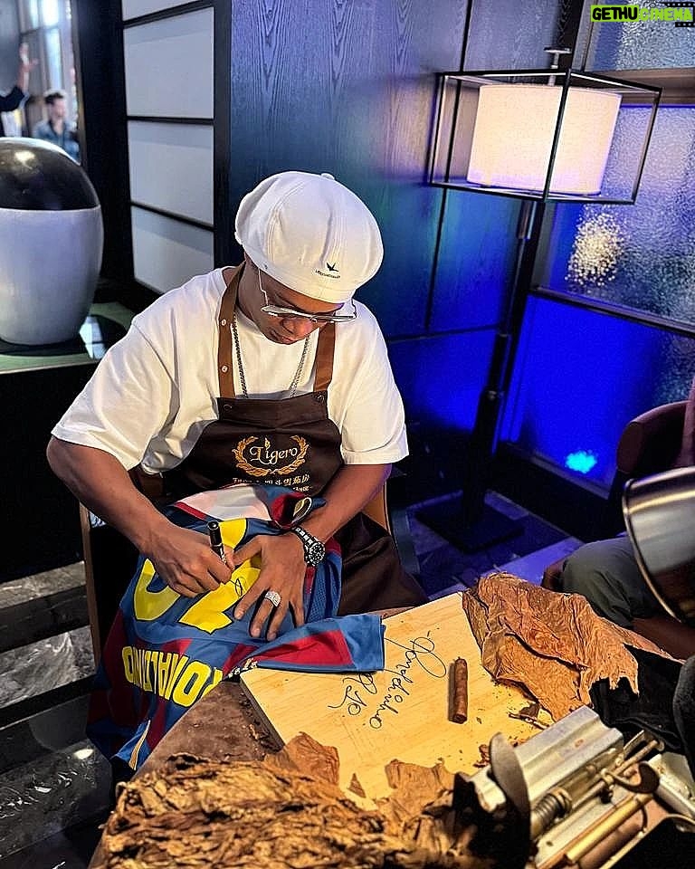 Ronaldinho Instagram - Mais um rolê do Bruxo!! Hj aprendi a incrível arte de fazer charutos com meus parceiros da Ligero Pipe & Cigar House... Obrigado China!!! 🇨🇳🤙🏾