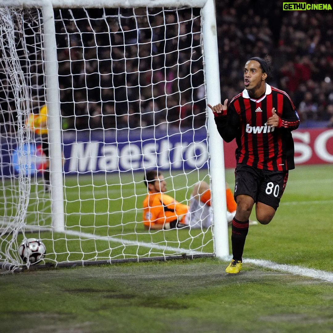 Ronaldinho - 656.6K Likes - Meu primeiro gol na Champions com o @acmilan 🔴⚫
Lindo momento em um jogo tão importante… Sempre Milan!!! 💪🏾