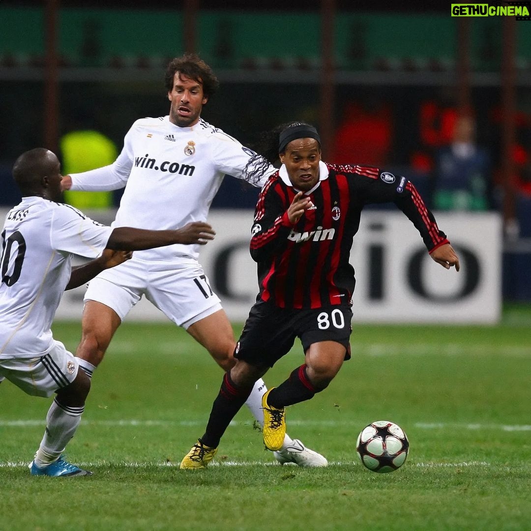 Ronaldinho - 656.6K Likes - Meu primeiro gol na Champions com o @acmilan 🔴⚫
Lindo momento em um jogo tão importante… Sempre Milan!!! 💪🏾