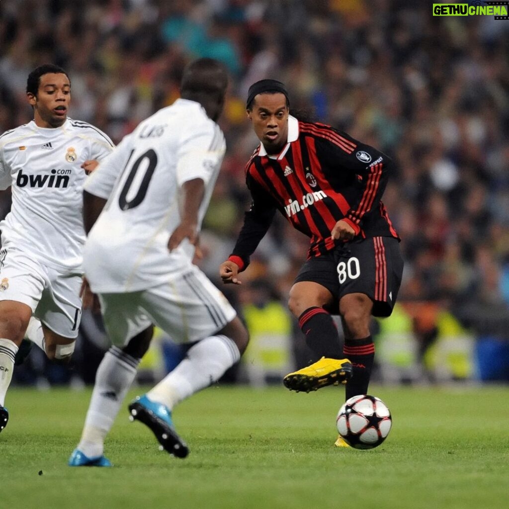 Ronaldinho Instagram - Meu primeiro gol na Champions com o @acmilan 🔴⚫ Lindo momento em um jogo tão importante… Sempre Milan!!! 💪🏾