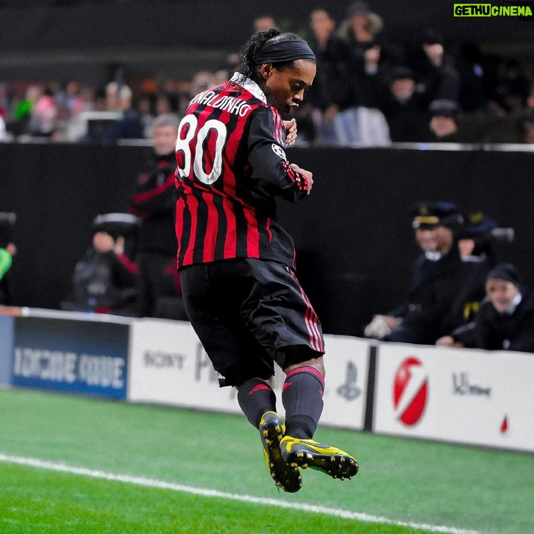 Ronaldinho - 656.6K Likes - Meu primeiro gol na Champions com o @acmilan 🔴⚫
Lindo momento em um jogo tão importante… Sempre Milan!!! 💪🏾