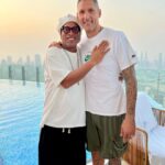 Ronaldinho Instagram - Tarde maravilhosa na piscina com meus parceiros!!! Obrigado a todos do @slsdubai pela estadia incrível... Lugar maravilhoso 🤙🏾