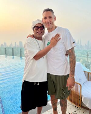 Ronaldinho Instagram - Tarde maravilhosa na piscina com meus parceiros!!! Obrigado a todos do @slsdubai pela estadia incrível... Lugar maravilhoso 🤙🏾
