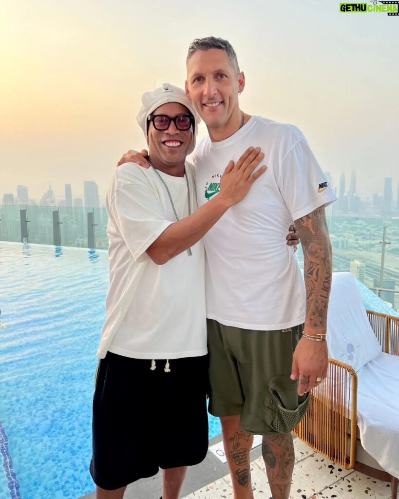 Ronaldinho Instagram - Tarde maravilhosa na piscina com meus parceiros!!! Obrigado a todos do @slsdubai pela estadia incrível... Lugar maravilhoso 🤙🏾
