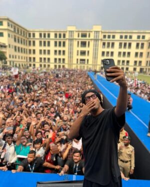 Ronaldinho Instagram - Obrigado Kolkata, Índia!!! 🇮🇳🇮🇳
Que energia incrível, que momento mágico… Muito amor!!!
Muito bom ser recebido com tanta alegria e carinho!!!
Nos vemos em breve 🤙🏾