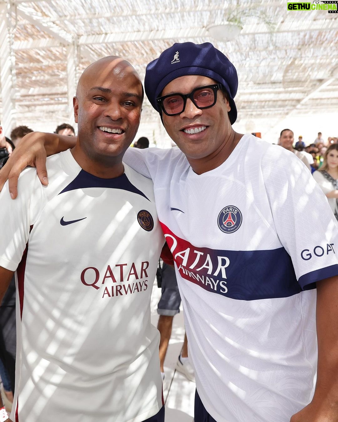 Ronaldinho Instagram - ✨🏁 Our former Parisian @ronaldinho was invited by @qatarairways to attend the 2023 Qatar Grand Prix! ✨🏁 Notre ancien parisien @ronaldinho, invité par @qatarairways pour assister au Grand Prix du Qatar 2023 ! ❤️💙 Also, got the opportunity to catch @davidbeckham and Didier Domi, who also wore the Parisian colors! ❤️💙 L’occasion de retrouver @davidbeckham et Didier Domi, ayant eux aussi porté les couleurs parisiennes ! Losail International Circuit