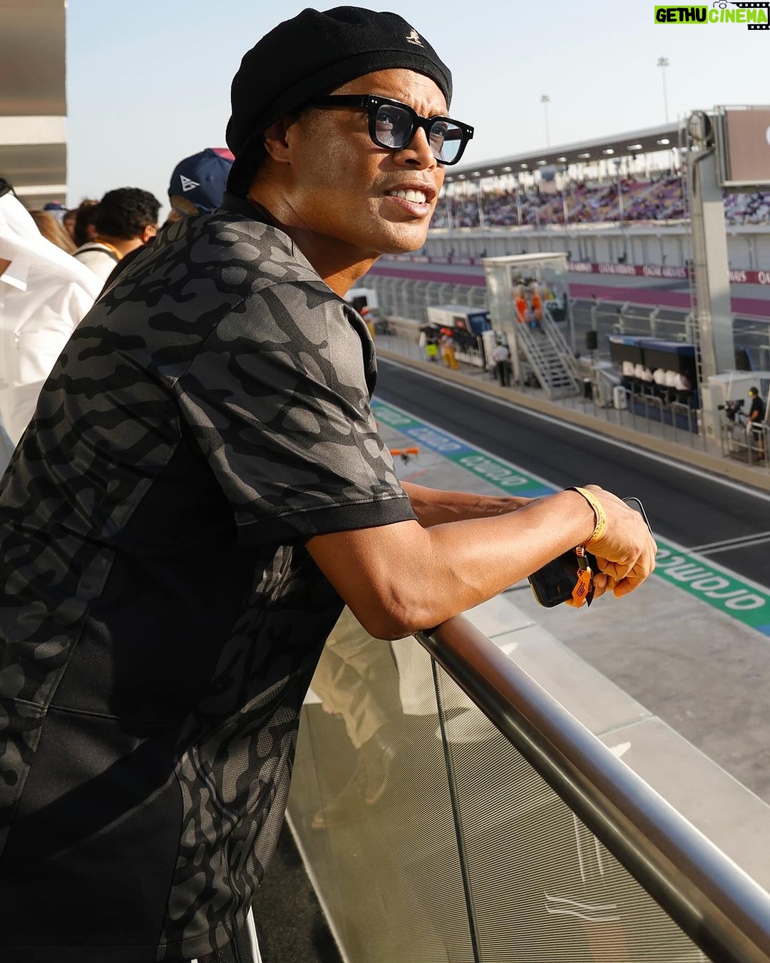 Ronaldinho Instagram - ✨🏁 Our former Parisian @ronaldinho was invited by @qatarairways to attend the 2023 Qatar Grand Prix! ✨🏁 Notre ancien parisien @ronaldinho, invité par @qatarairways pour assister au Grand Prix du Qatar 2023 ! ❤️💙 Also, got the opportunity to catch @davidbeckham and Didier Domi, who also wore the Parisian colors! ❤️💙 L’occasion de retrouver @davidbeckham et Didier Domi, ayant eux aussi porté les couleurs parisiennes ! Losail International Circuit