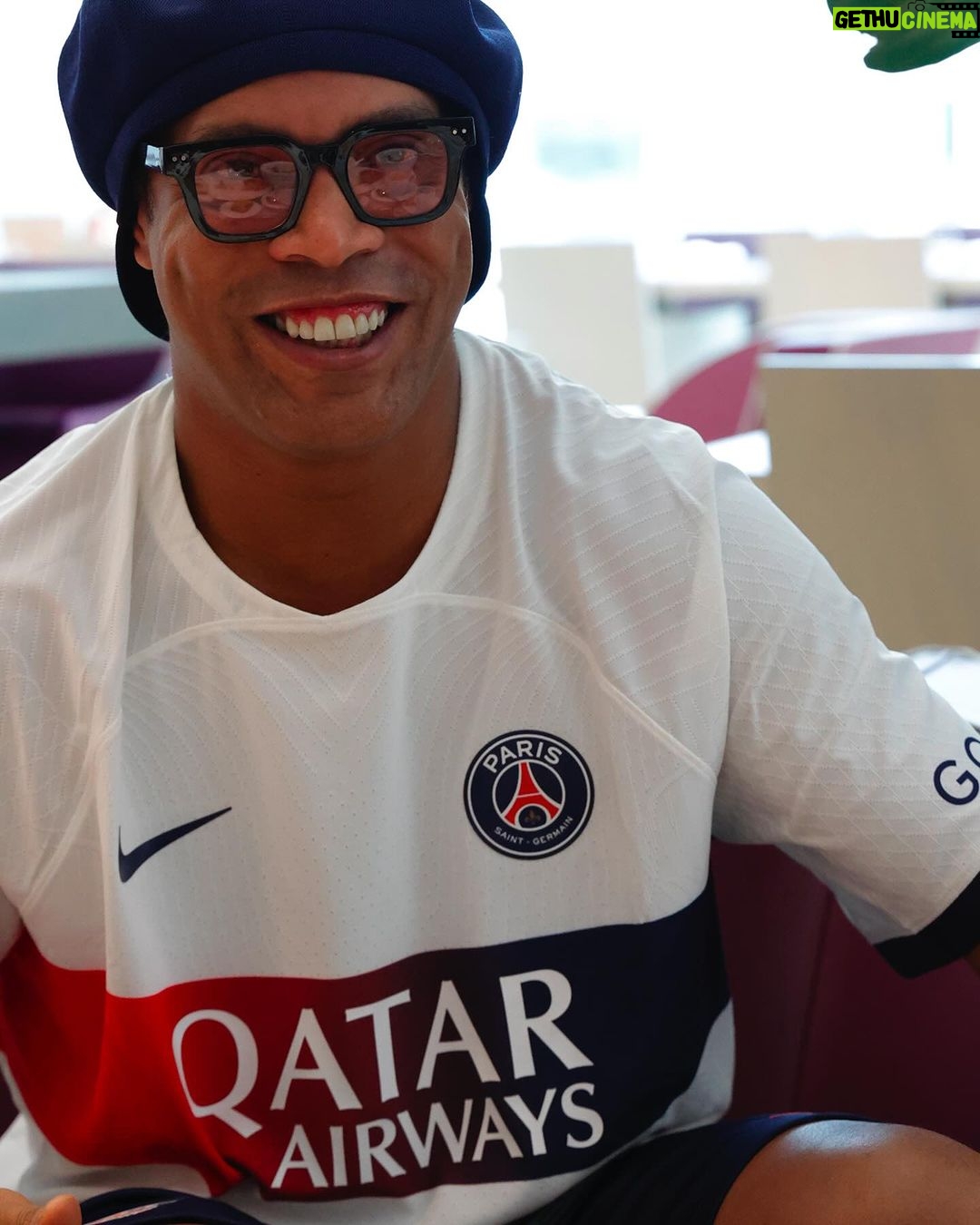 Ronaldinho Instagram - ✨🏁 Our former Parisian @ronaldinho was invited by @qatarairways to attend the 2023 Qatar Grand Prix! ✨🏁 Notre ancien parisien @ronaldinho, invité par @qatarairways pour assister au Grand Prix du Qatar 2023 ! ❤️💙 Also, got the opportunity to catch @davidbeckham and Didier Domi, who also wore the Parisian colors! ❤️💙 L’occasion de retrouver @davidbeckham et Didier Domi, ayant eux aussi porté les couleurs parisiennes ! Losail International Circuit