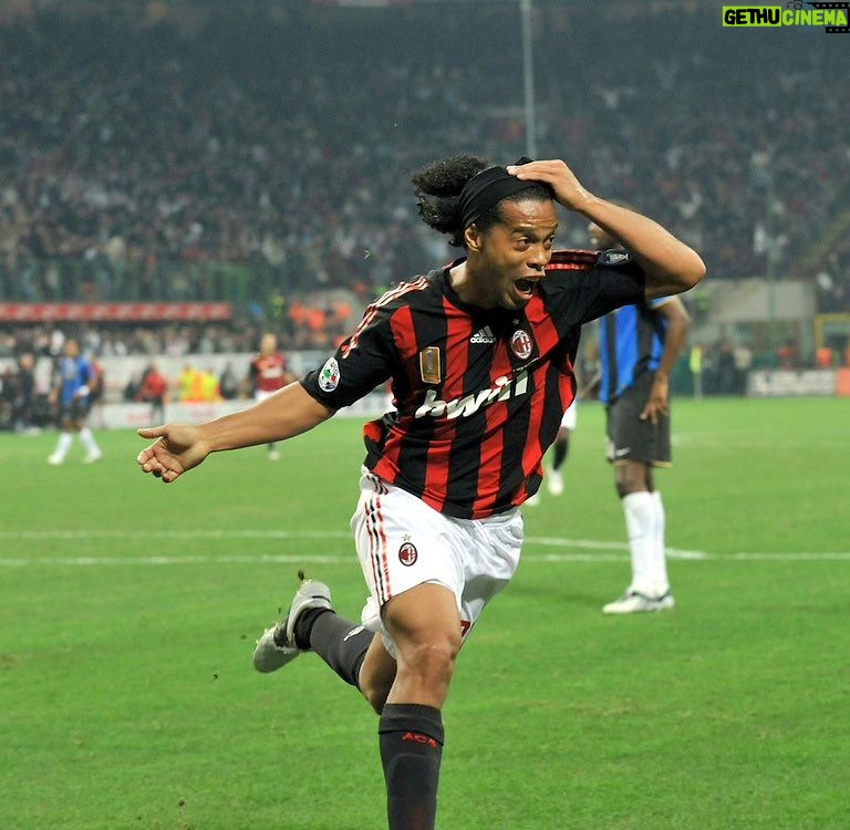 Ronaldinho Instagram - Meu primeiro gol pelo @acmilan ⚫🔴