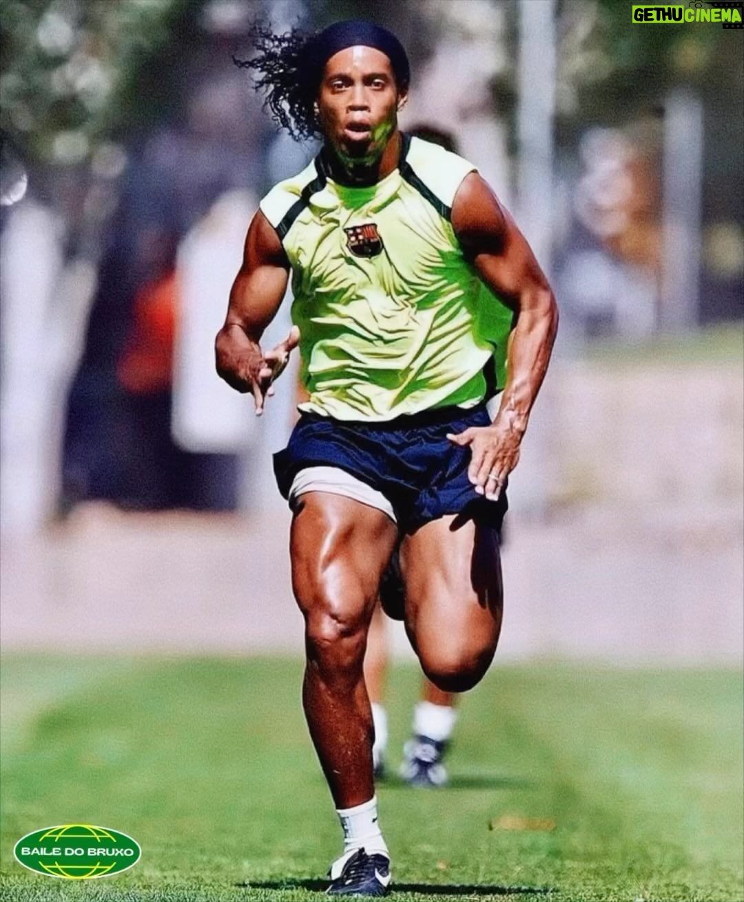 Ronaldinho Instagram - Treinando para o baile do bruxo. Fique ligado, dia 29/09 em todas as plataformas. π€πΎπ§π½ββοΈ #bailedobruxo