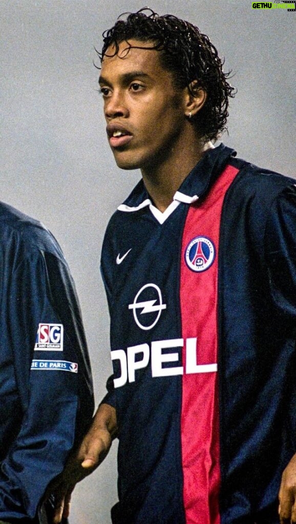 Ronaldinho Instagram - 🔙 21 years ago… Ronnie 🇧🇷 🤙 #Ligue1UberEats #Ronaldinho #Ligue1Legends