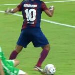Ronaldinho Instagram - Ronaldinho ages like fine wine 🍷 Hi ha coses que no canvien mai 😏🤙 La magia sigue🇧🇷