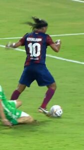 Ronaldinho Instagram - Ronaldinho ages like fine wine 🍷 Hi ha coses que no canvien mai 😏🤙 La magia sigue🇧🇷
