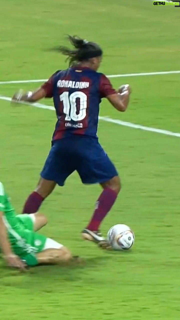 Ronaldinho - 1.2 Million Likes - Ronaldinho ages like fine wine 🍷
Hi ha coses que no canvien mai 😏🤙
La magia sigue🇧🇷