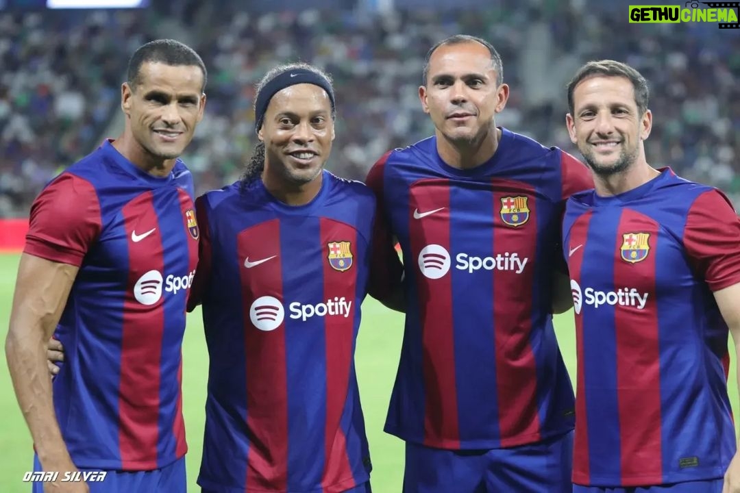 Ronaldinho - 662.8K Likes - Israel, muito obrigado!!! 🇮🇱🇮🇱
País lindo e que nos recebe tão bem todas as vezes... Felicidade em rever meus companheiros e dar um pouco de alegria pra galera!!
#MésQueUnClub 🔴🔵