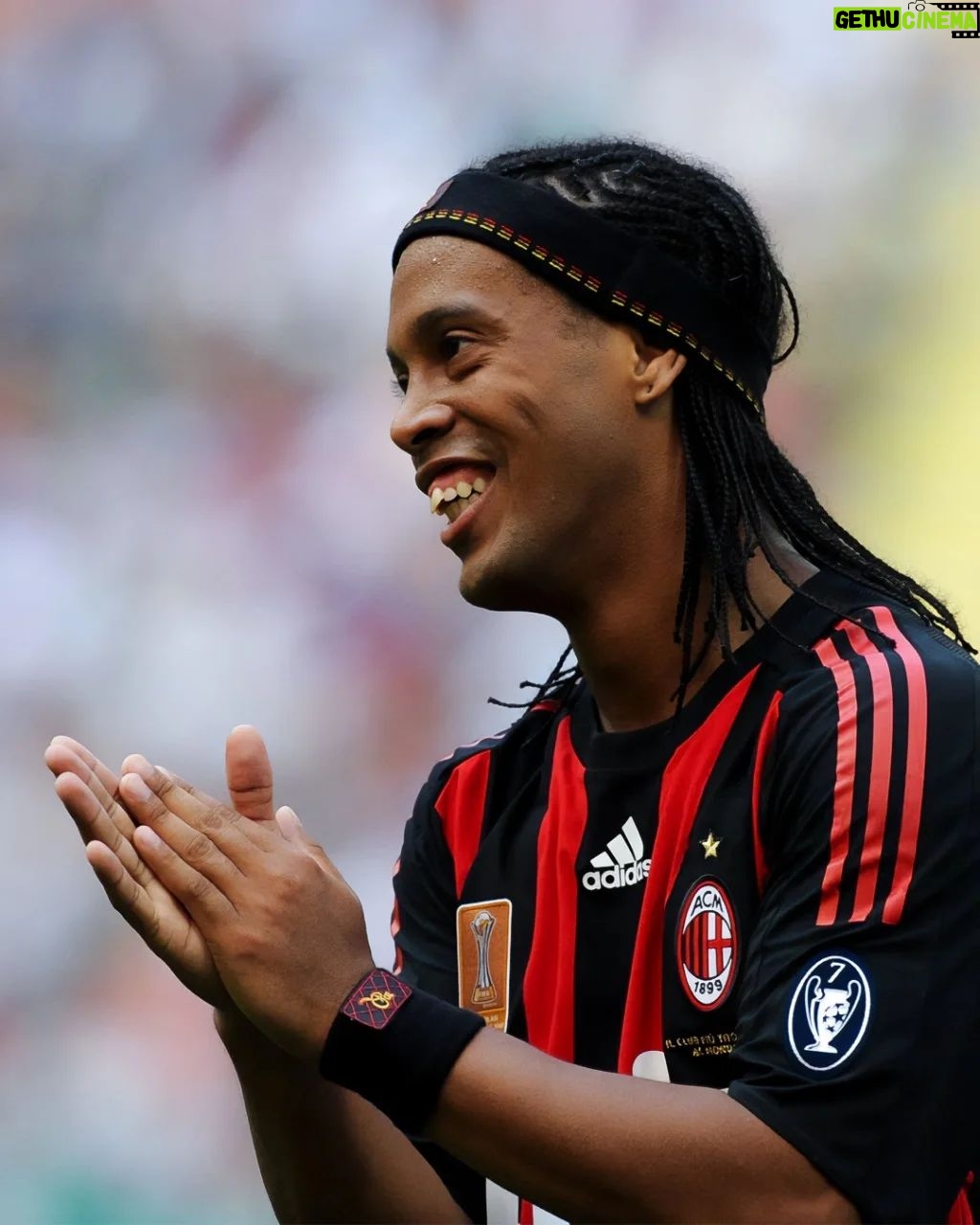 Ronaldinho - 785.8K Likes - Hoje é um dia mt especial, dia que estreei pelo @acmilan !! Só lembranças boas desta torcida e cidade maravilhosa 🤙🏾