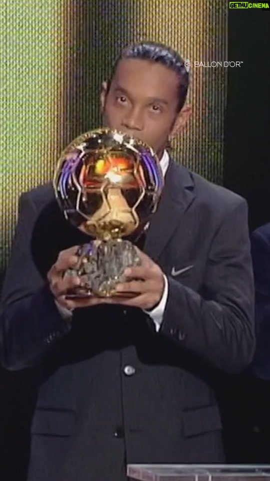 Ronaldinho - 692.4K Likes - ⚽✨ Ronaldinho received the 2005 Ballon d'Or, in front of Zinédine Zidane and Michel Platini
#ballondor #ronaldinho #ronnie